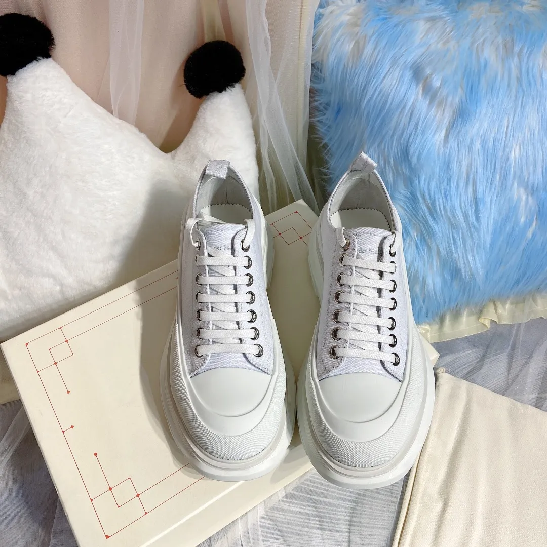 👟👟Ex-factory price👟👟Ex-factory price 480👟👟Mc Queen McQueen’s new couple shoes! 2020ss spring first release‼ ️‼ ️Young ladies who are fashion representatives must be in the forefront of fashion! The unique personality of the shoes adds full charm, and the shoes are super stylish. ⚠The uppers are made of customized original canvas. The color is warm and moist. 🔸The inner padding is made of imported goatskin. Full of flexibility! The round toe design allows the toes to be completely released🥰 Get rid of the original pressure of shoes! 🔸The outsole adopts the original molded vacuum outsole. The process of combining several layers of outsole is complicated. Super light and super comfortable! Super affordable ❤️ 🔸 🔸Size: 35-44 men’s and women’s sizes. The latest counter packaging low-top 👟👟 ex-factory price 👟👟 ex-factory price 500. High top 260. Men's size +10